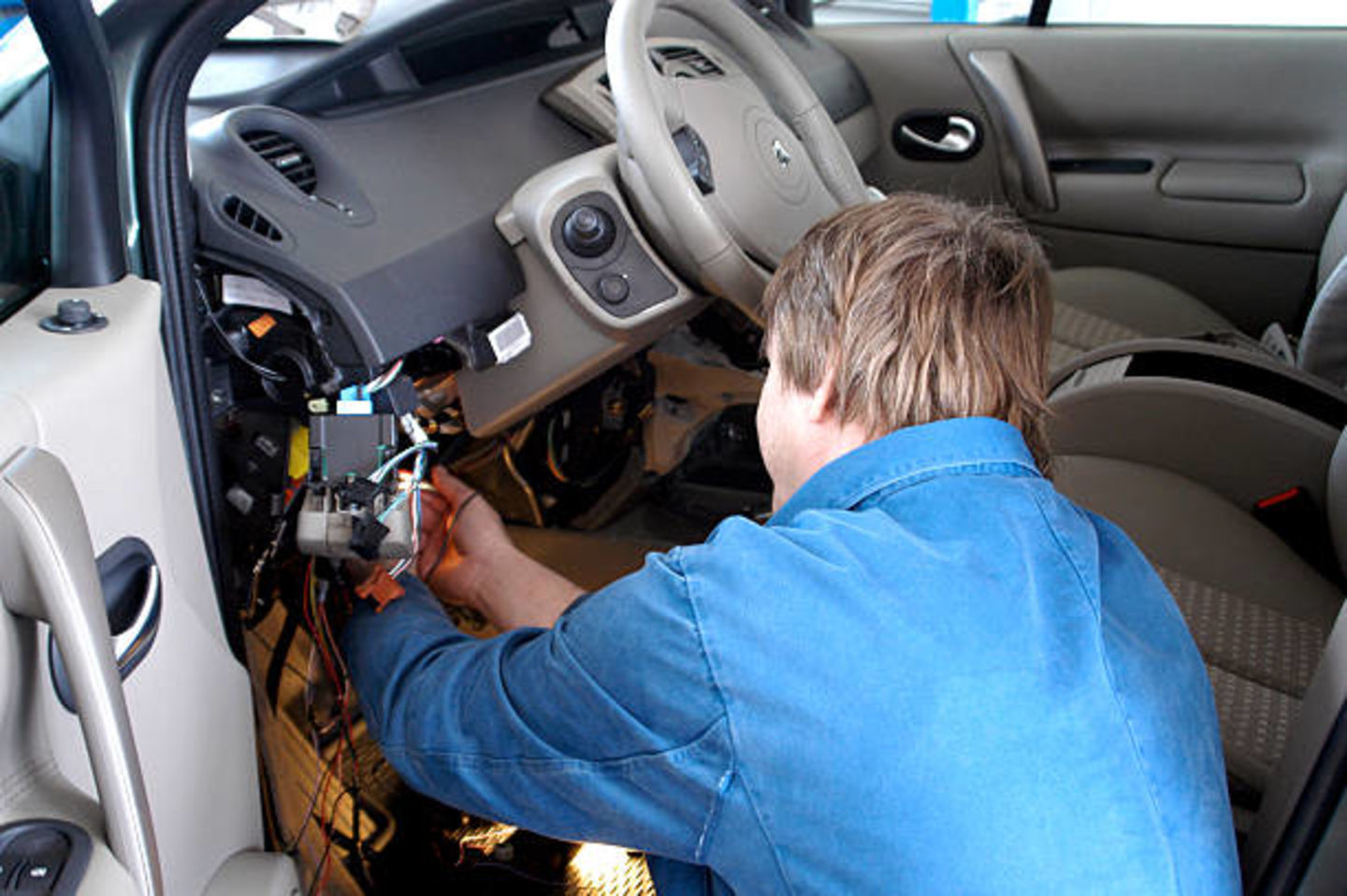 Ain Salala Tyre Repair Services(Auto) in Umm Ramool, Dubai - HiDubai