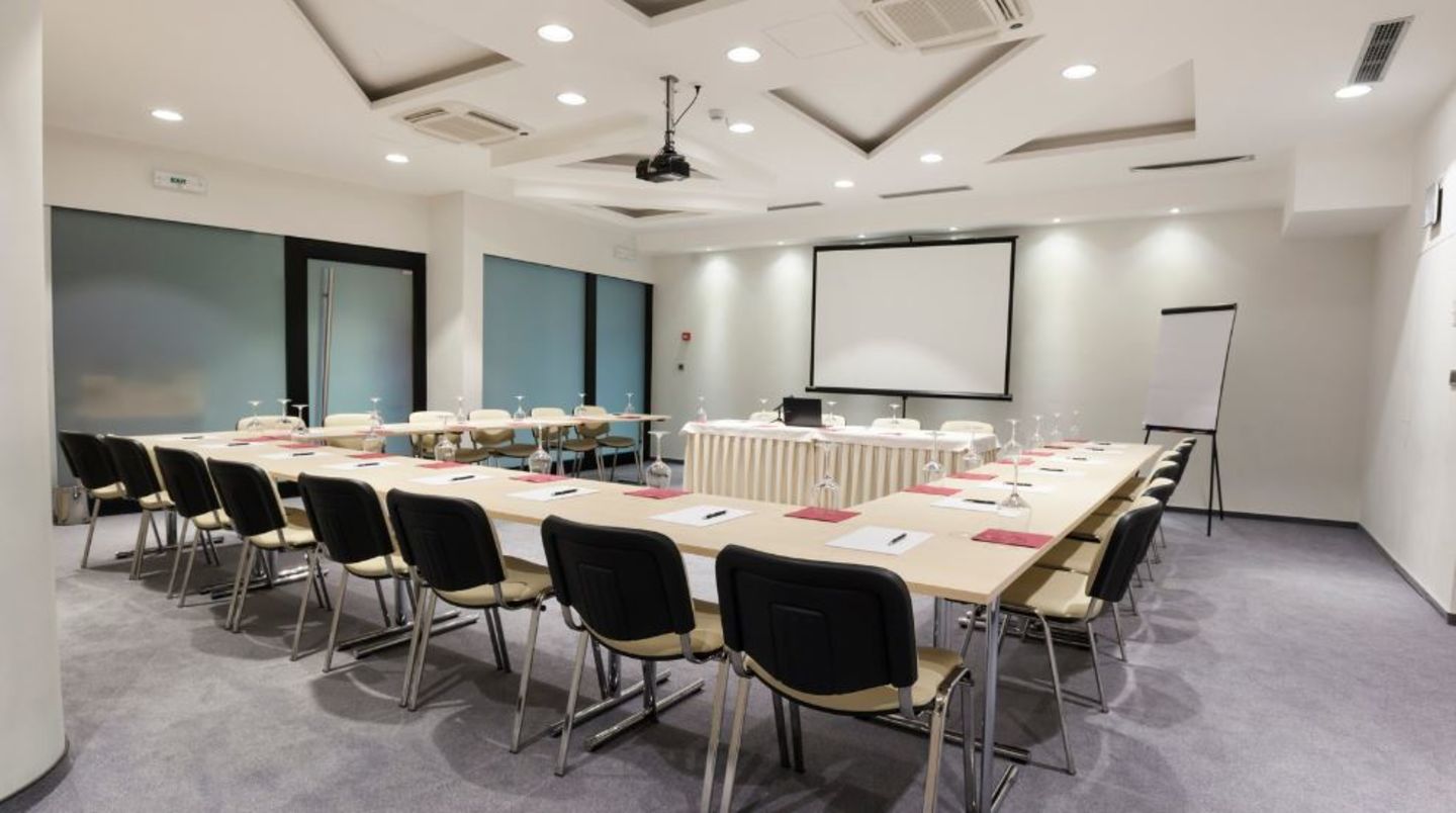 HiDubai-business-fayrus-meeting-room-b2b-services-business-incubators-and-co-working-spaces-jumeirah-beach-residence-marsa-dubai-dubai