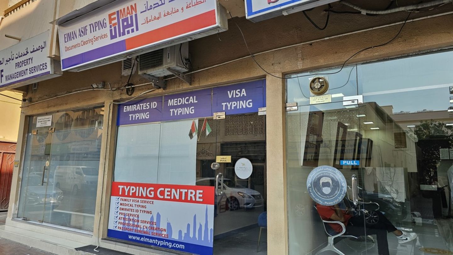 HiDubai-business-eiman-asif-typing-documents-clearing-services-b2b-services-business-setup-and-pros-meena-bazar-al-souq-al-kabeer-dubai