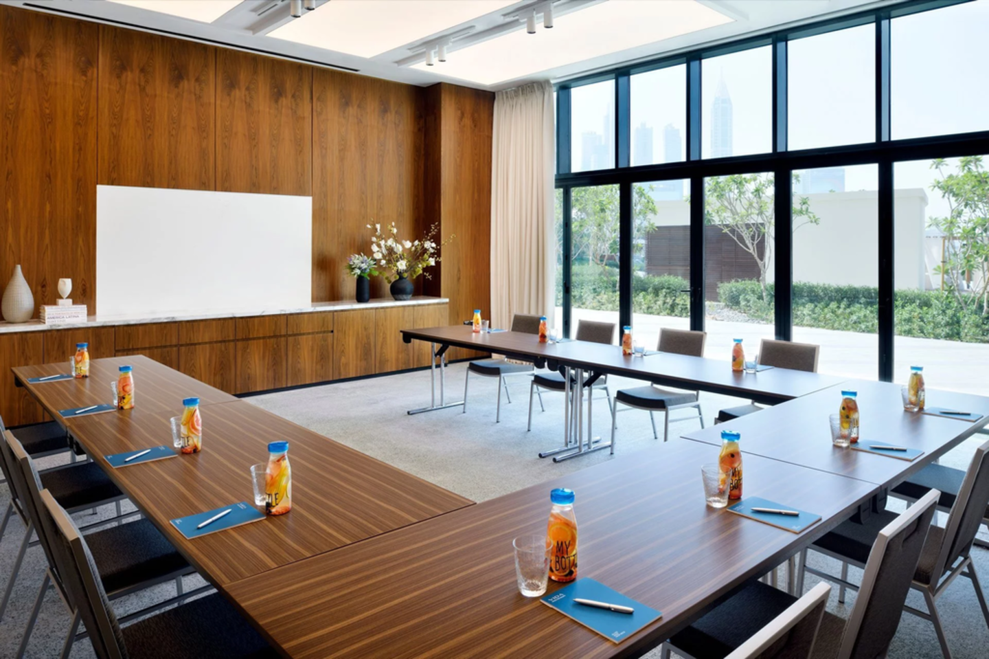 HiDubai-business-al-manzil-downtown-meeting-room-b2b-services-business-incubators-and-co-working-spaces-downtown-dubai-dubai