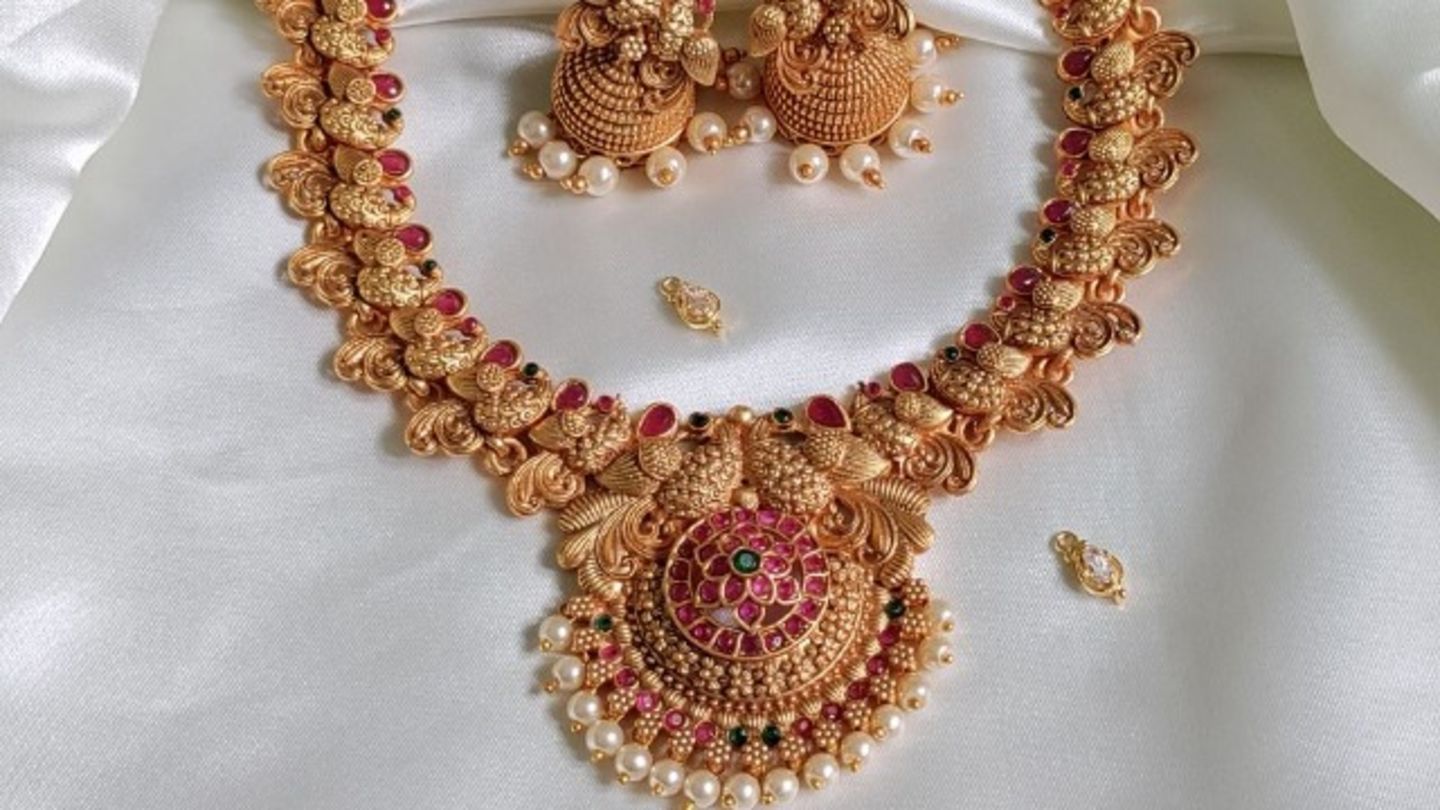 HiDubai-business-extragram-jewellery-shopping-jewellery-precious-stones-meena-bazar-al-souq-al-kabeer-dubai