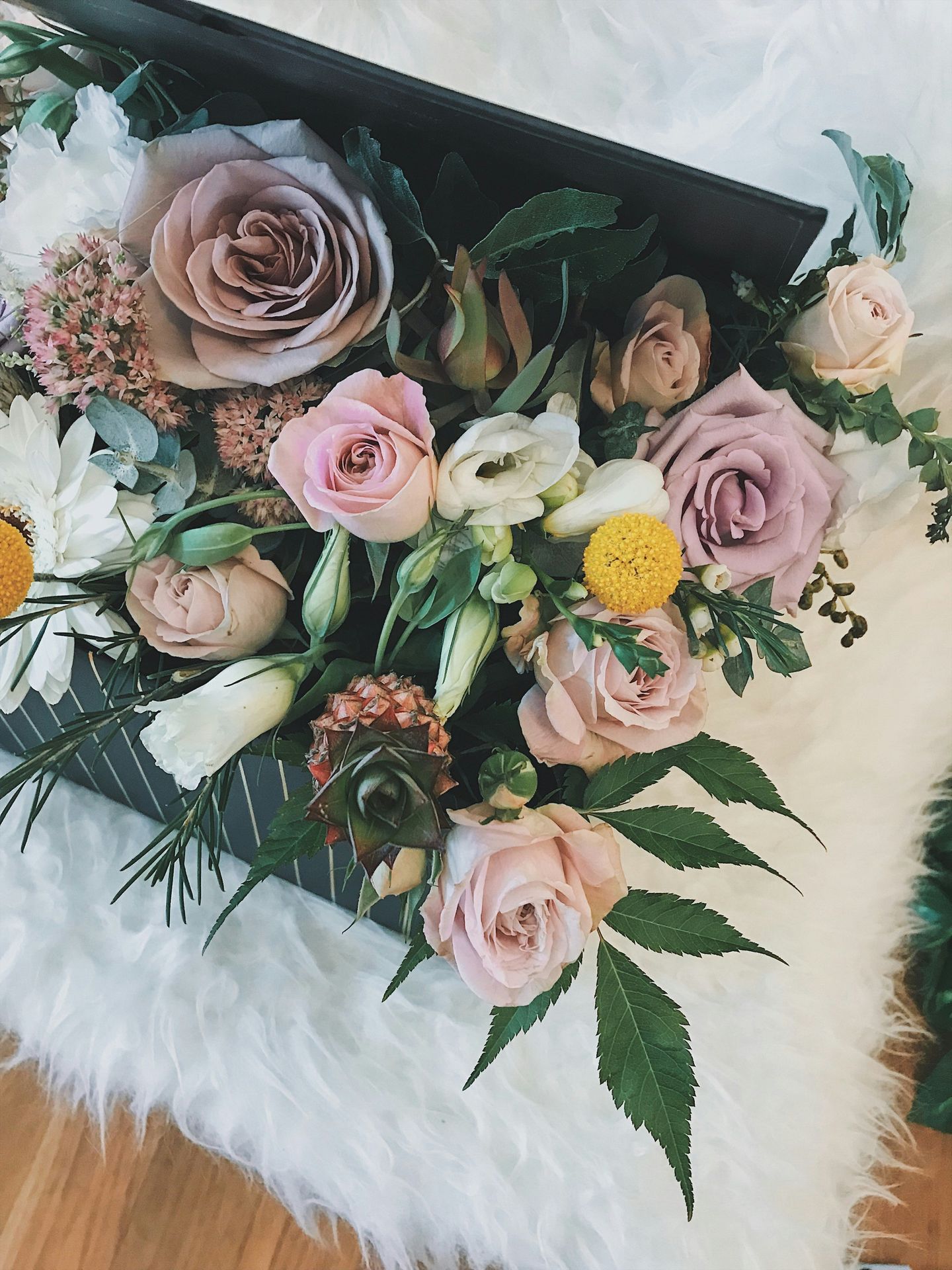 HiDubai-business-petal-box-flowers-and-chocolate-shopping-souvenirs-gifts-hor-al-anz-east-dubai
