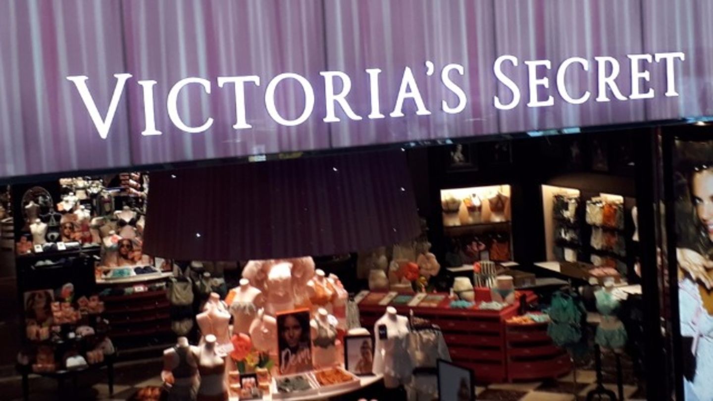 HiDubai-business-victorias-secret-shopping-apparel-burj-khalifa-dubai-2