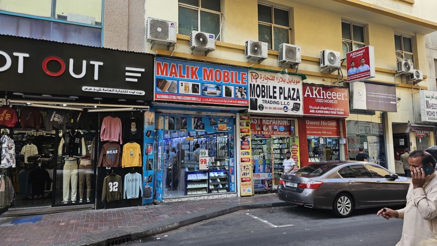 HiDubai-business-malik-mobile-shopping-consumer-electronics-meena-bazar-al-souq-al-kabeer-dubai