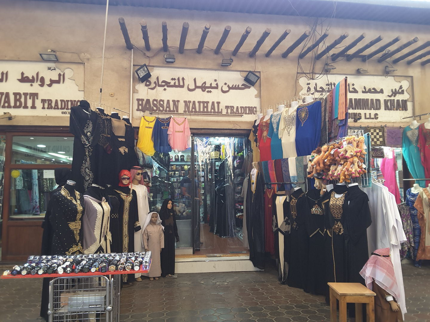 HiDubai-business-hassan-naihal-trading-shopping-apparel-meena-bazar-al-souq-al-kabeer-dubai-2