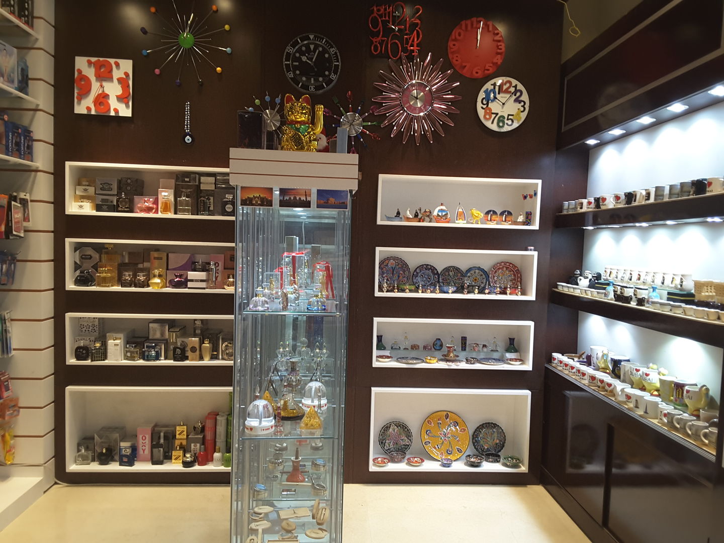 HiDubai-business-ghandoura-shopping-souvenirs-gifts-tecom-al-thanyah-1-dubai-2