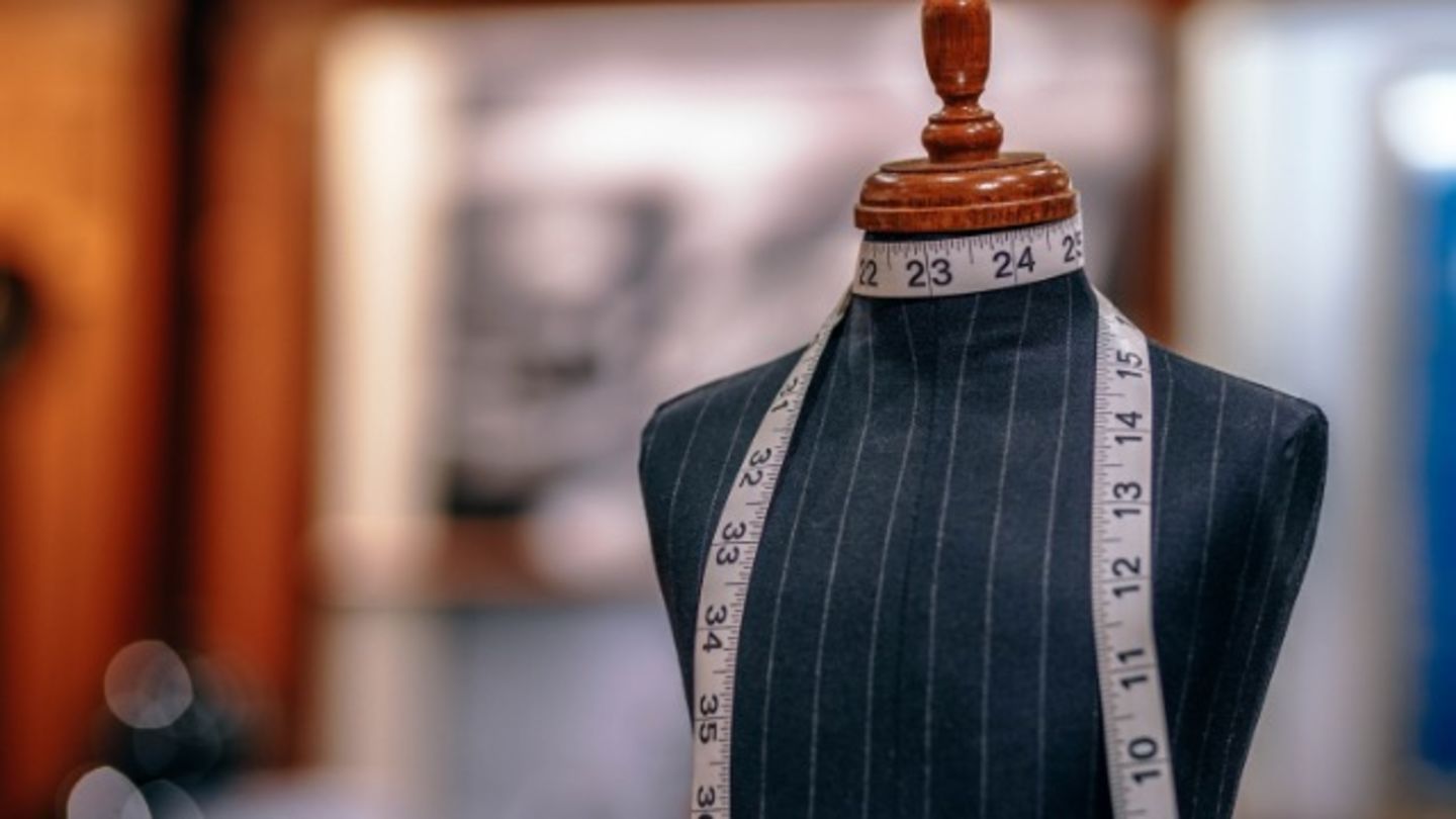 HiDubai-business-rashid-ismail-tailoring-embroidery-shopping-custom-clothes-designers-al-rashidiya-dubai