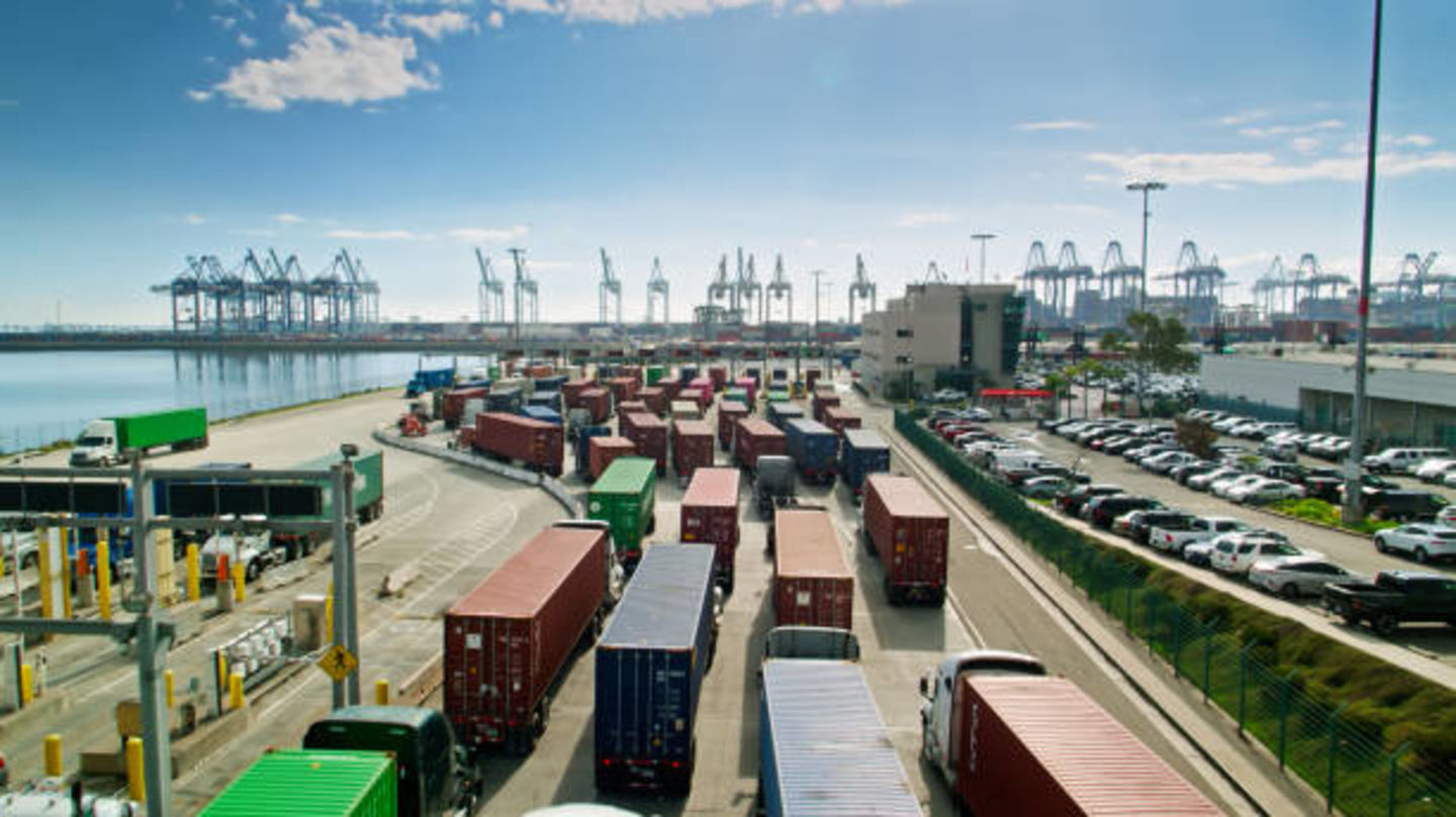 HiDubai-business-jouri-logistics-dwc-shipping-logistics-shipping-riggat-al-buteen-dubai