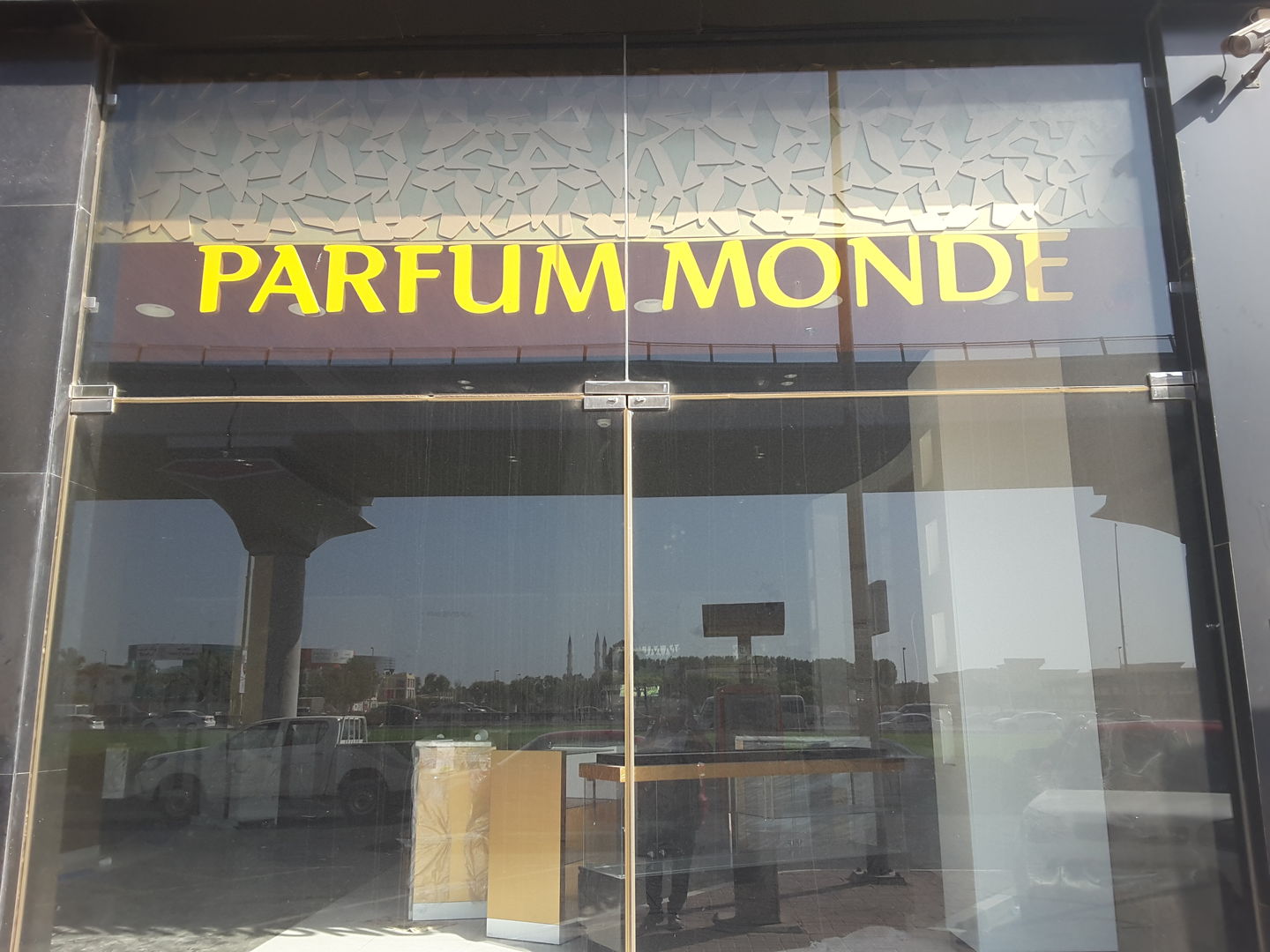 HiDubai-business-le-monde-parfum-monde-shopping-beauty-cosmetics-stores-al-quoz-3-dubai-2