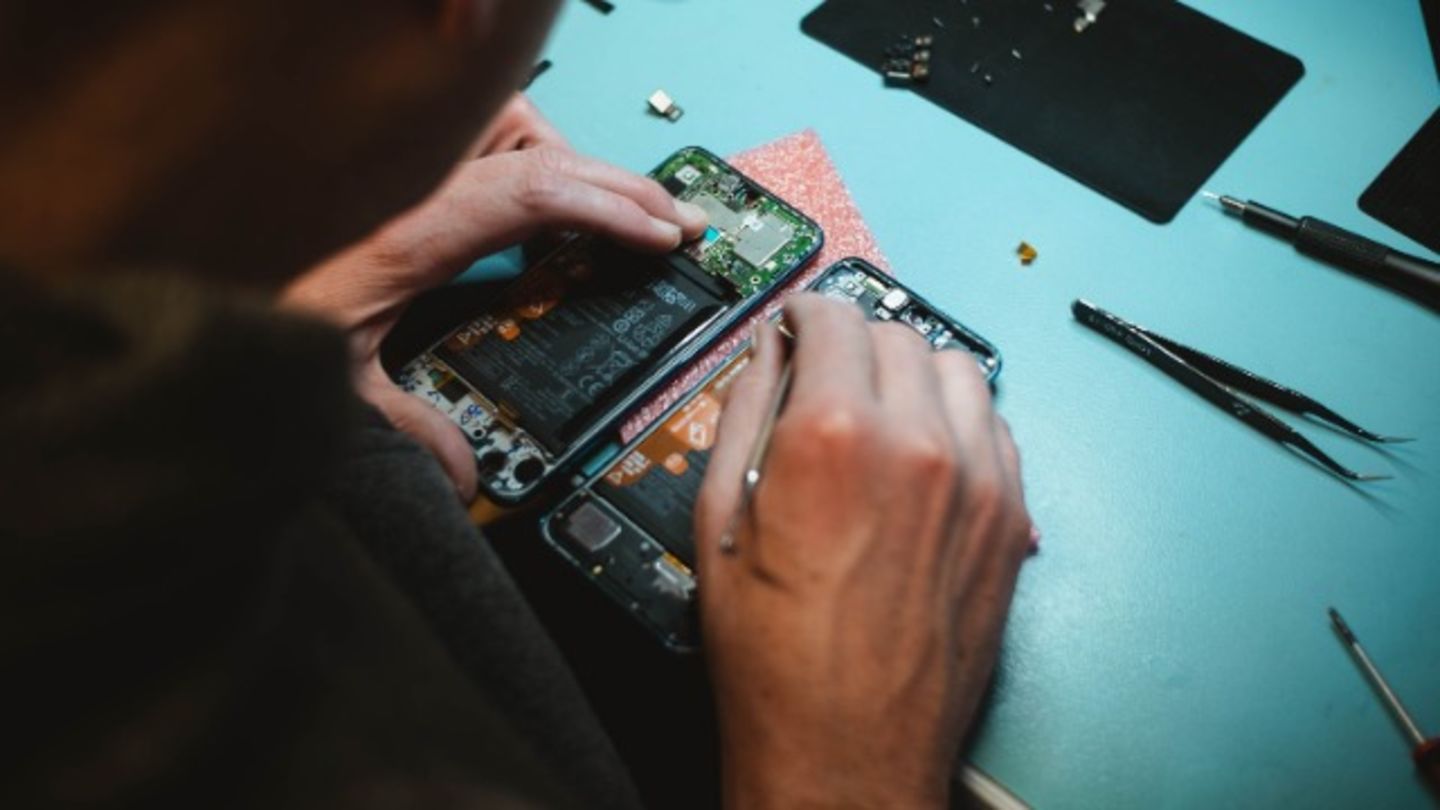 HiDubai-business-fawasil-al-madina-mobile-phones-trading-home-internet-tv-mobile-al-warqaa-4-dubai