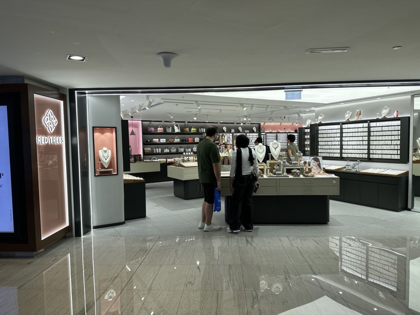 HiDubai-business-red-trees-fashion-trading-shopping-fashion-accessories-burj-khalifa-dubai