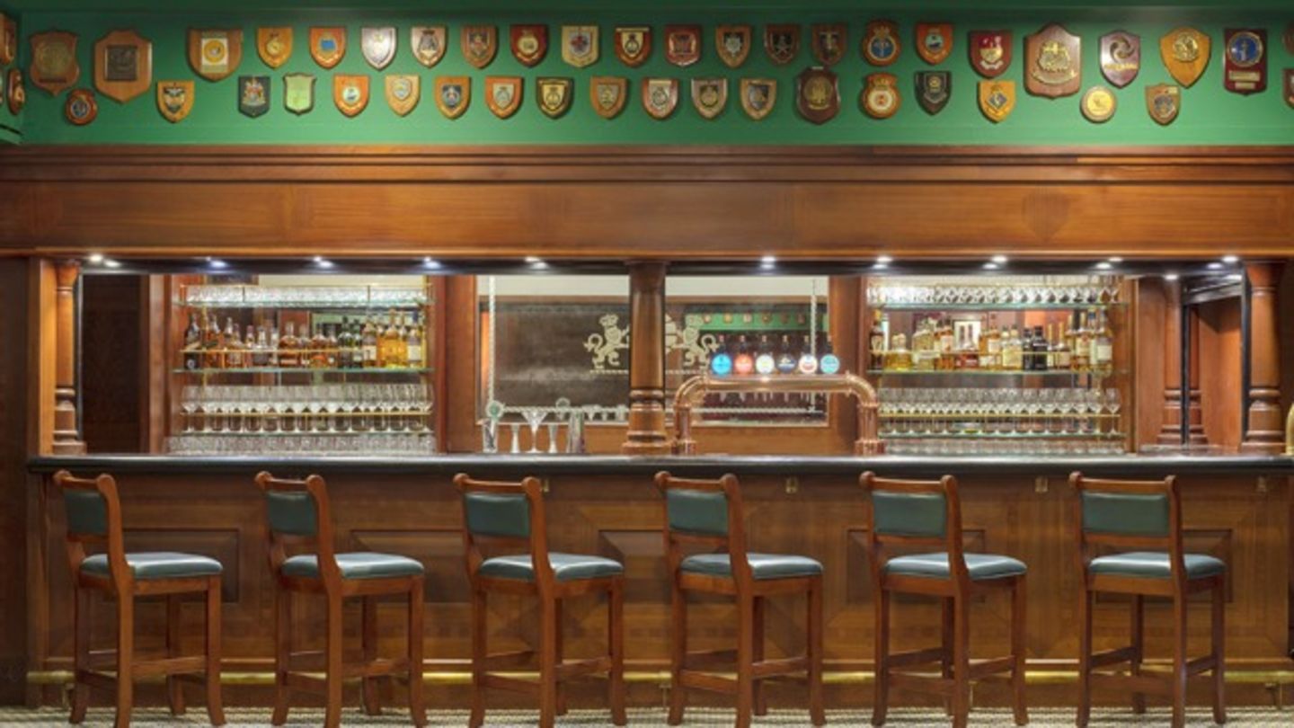 HiDubai-business-the-golden-lion-food-beverage-restaurants-bars-port-rashid-al-melaheyah-dubai