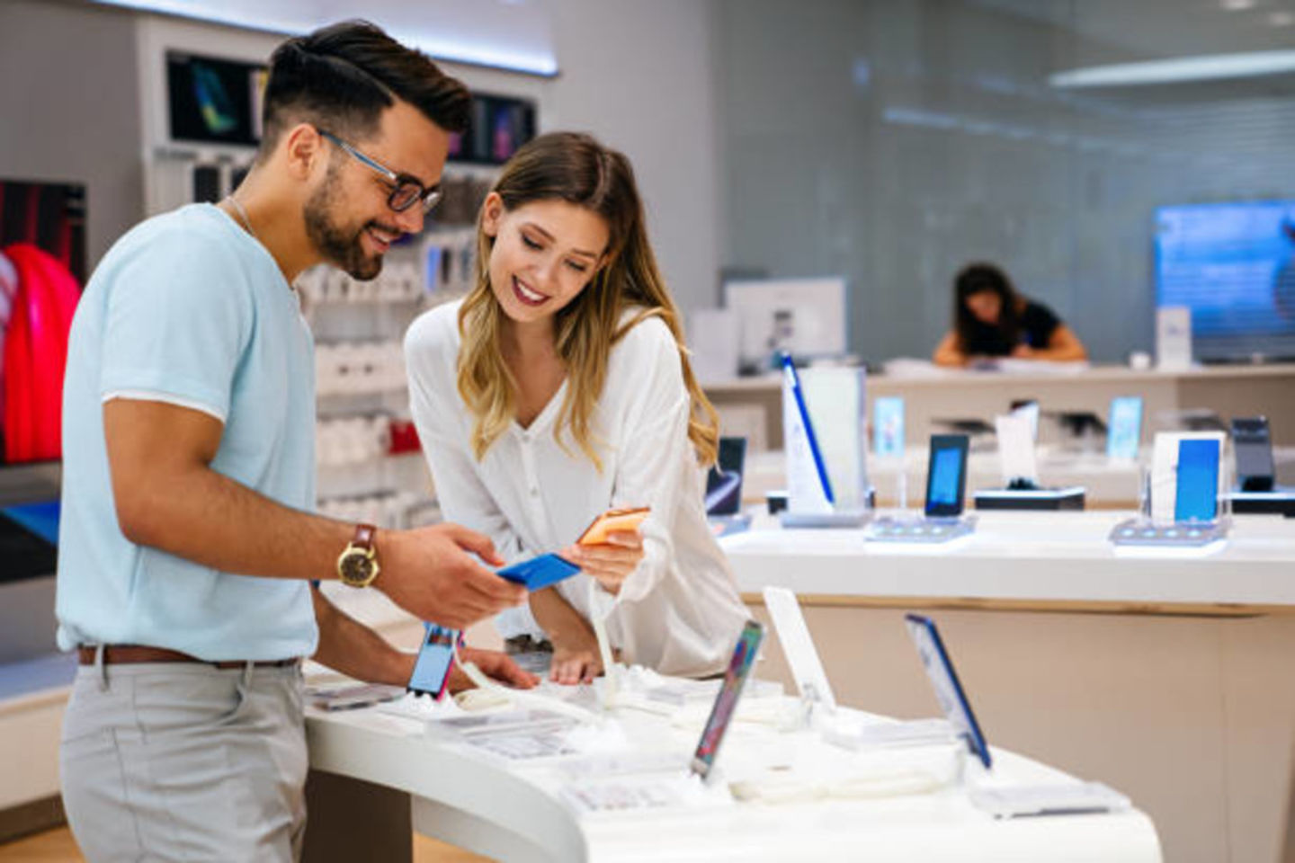 HiDubai-business-dar-almasafi-mobile-trading-shopping-consumer-electronics-ayal-nasir-dubai