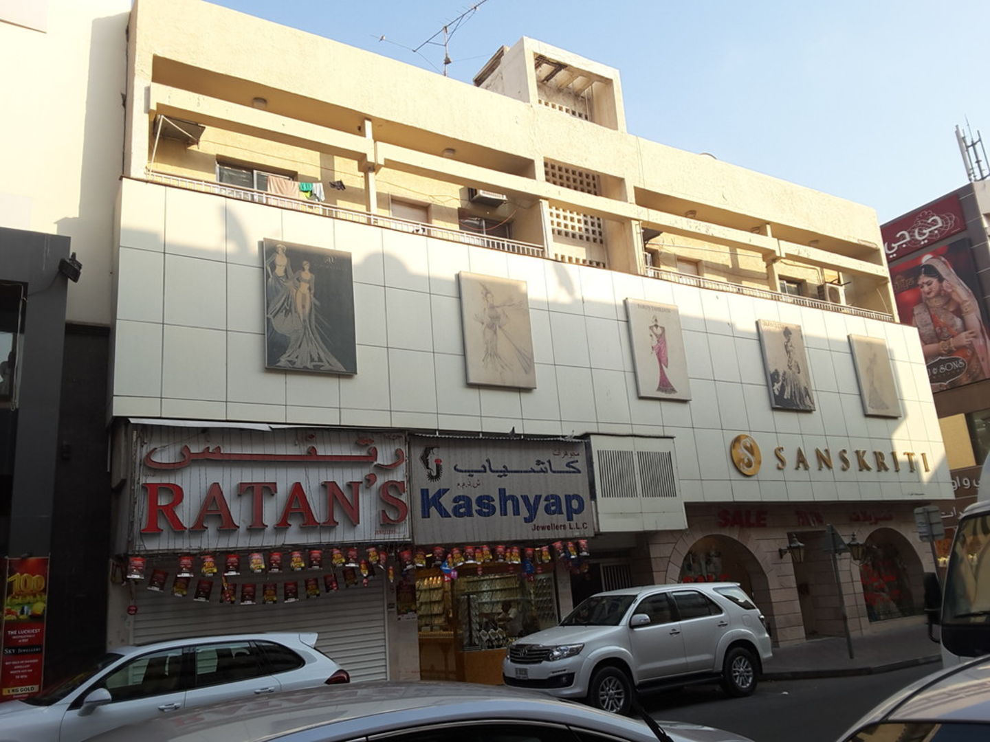 HiDubai-business-ratans-jewellers-shopping-jewellery-precious-stones-al-fahidi-al-souq-al-kabeer-dubai