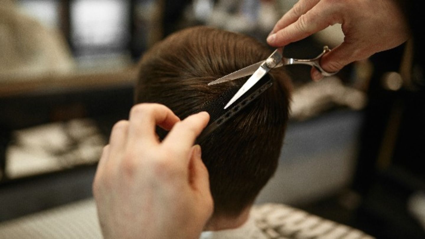 HiDubai-business-fajar-al-karama-gents-salon-beauty-wellness-health-beauty-salons-al-karama-dubai-1