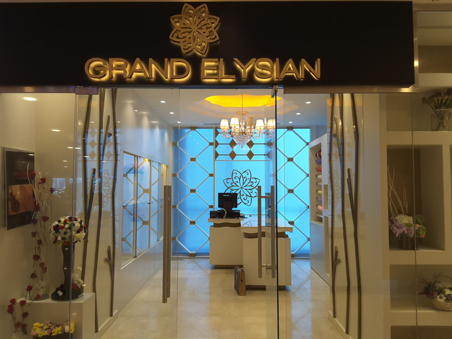 HiDubai-business-grand-elysian-flower-boutique-shopping-souvenirs-gifts-dubai-airport-free-zone-dubai-international-airport-dubai-2