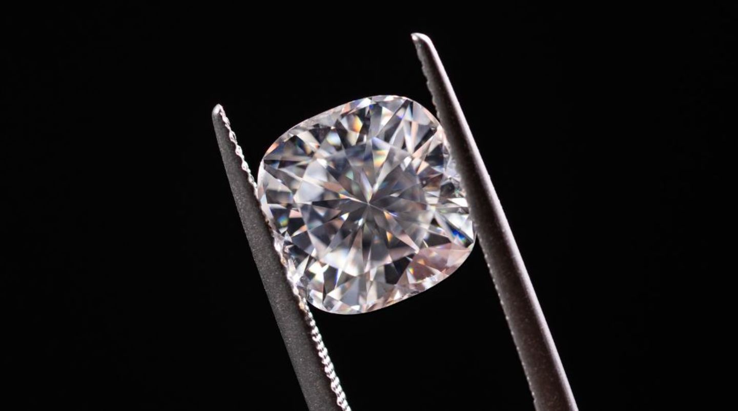 HiDubai-business-vikasha-global-trading-shopping-jewellery-precious-stones-corniche-deira-dubai