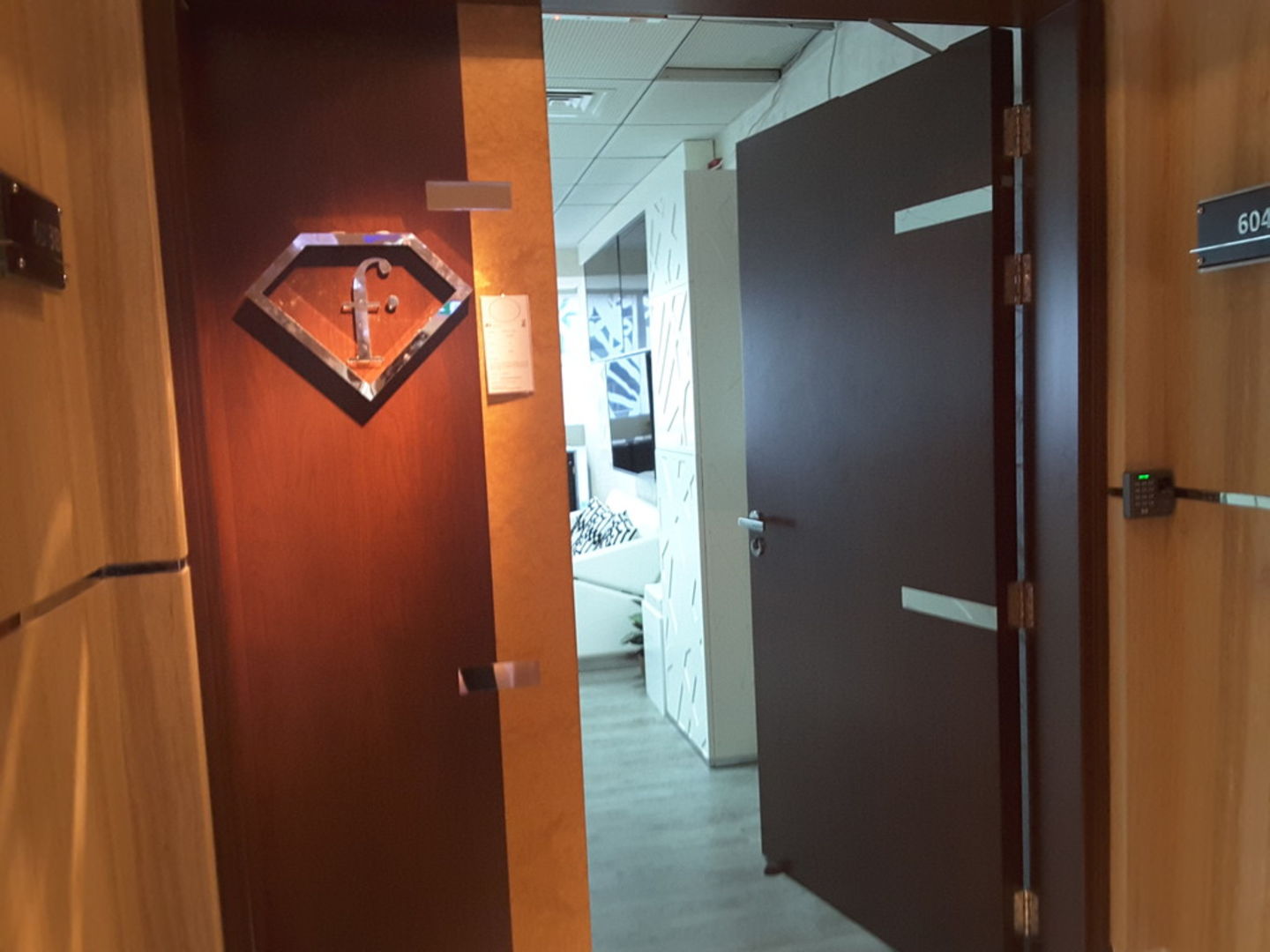 HiDubai-business-tommy-fashion-sunglasses-trading-b2b-services-distributors-wholesalers-sheikh-zayed-road-1-trade-centre-2-dubai-2