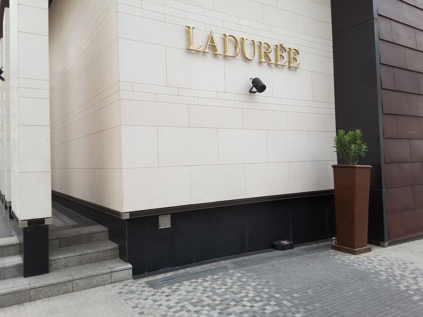 HiDubai-business-laduree-food-beverage-bakeries-desserts-sweets-jumeirah-beach-residence-marsa-dubai-dubai-2