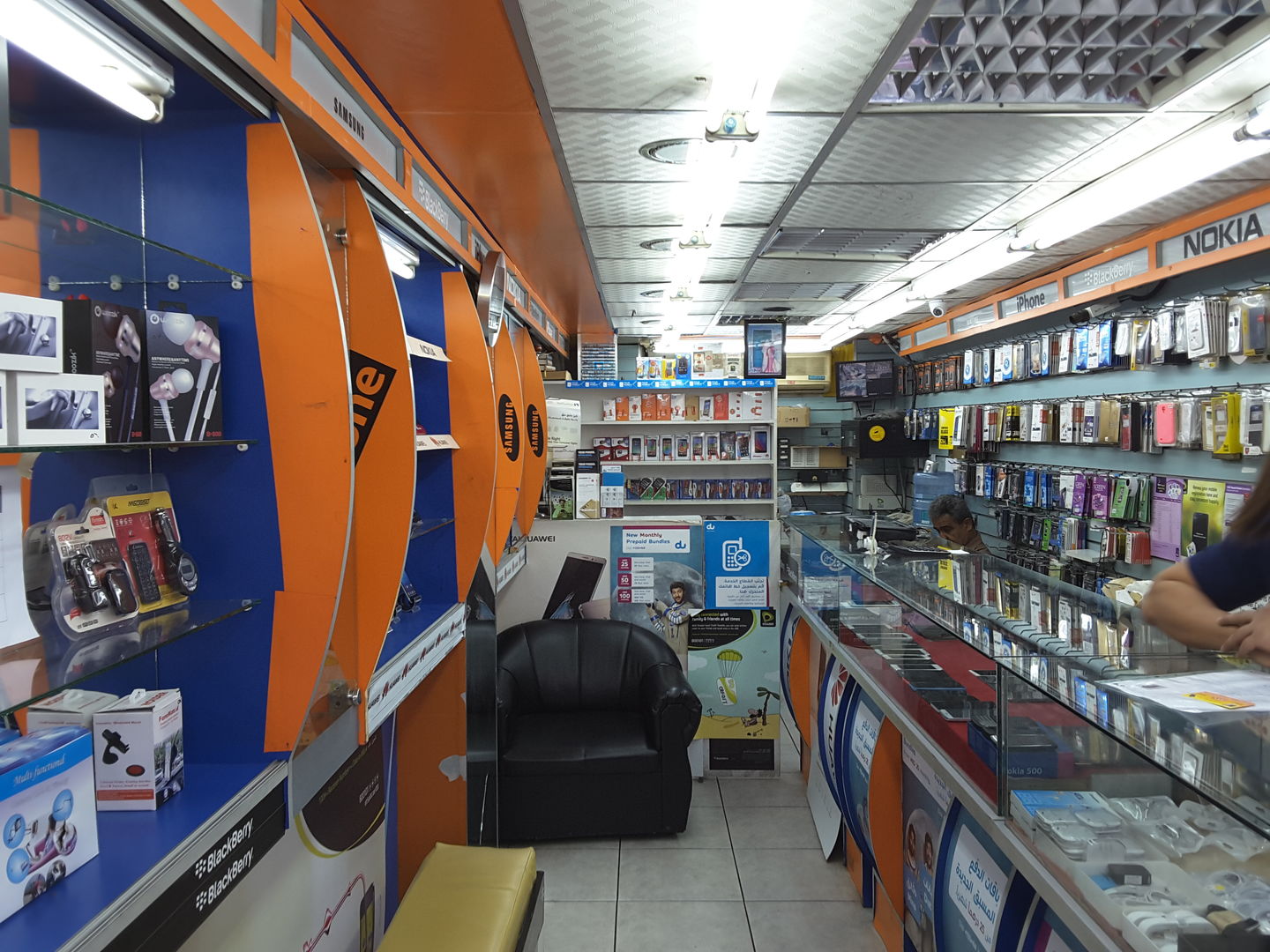 HiDubai-business-saleh-mobile-phones-shopping-consumer-electronics-al-satwa-dubai-2