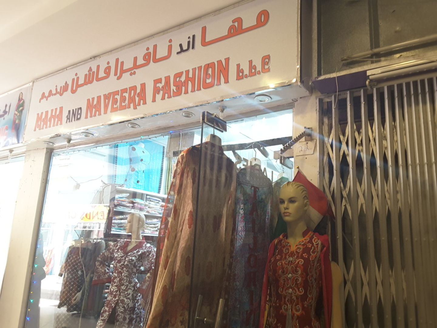 HiDubai-business-maha-and-naveera-fashion-shopping-apparel-meena-bazar-al-souq-al-kabeer-dubai-2