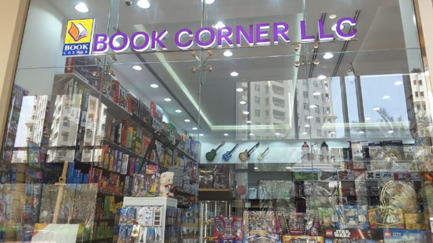HiDubai-business-book-corner-shopping-books-movies-music-the-palm-jumeirah-nakhlat-jumeirah-dubai-2