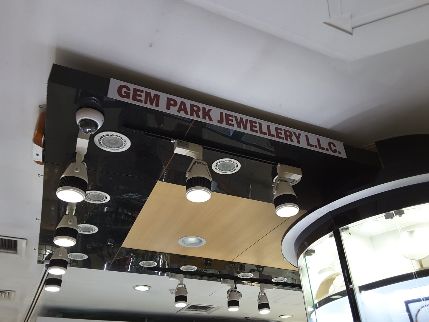 HiDubai-business-gem-park-jewellery-shopping-jewellery-precious-stones-al-daghaya-dubai-2