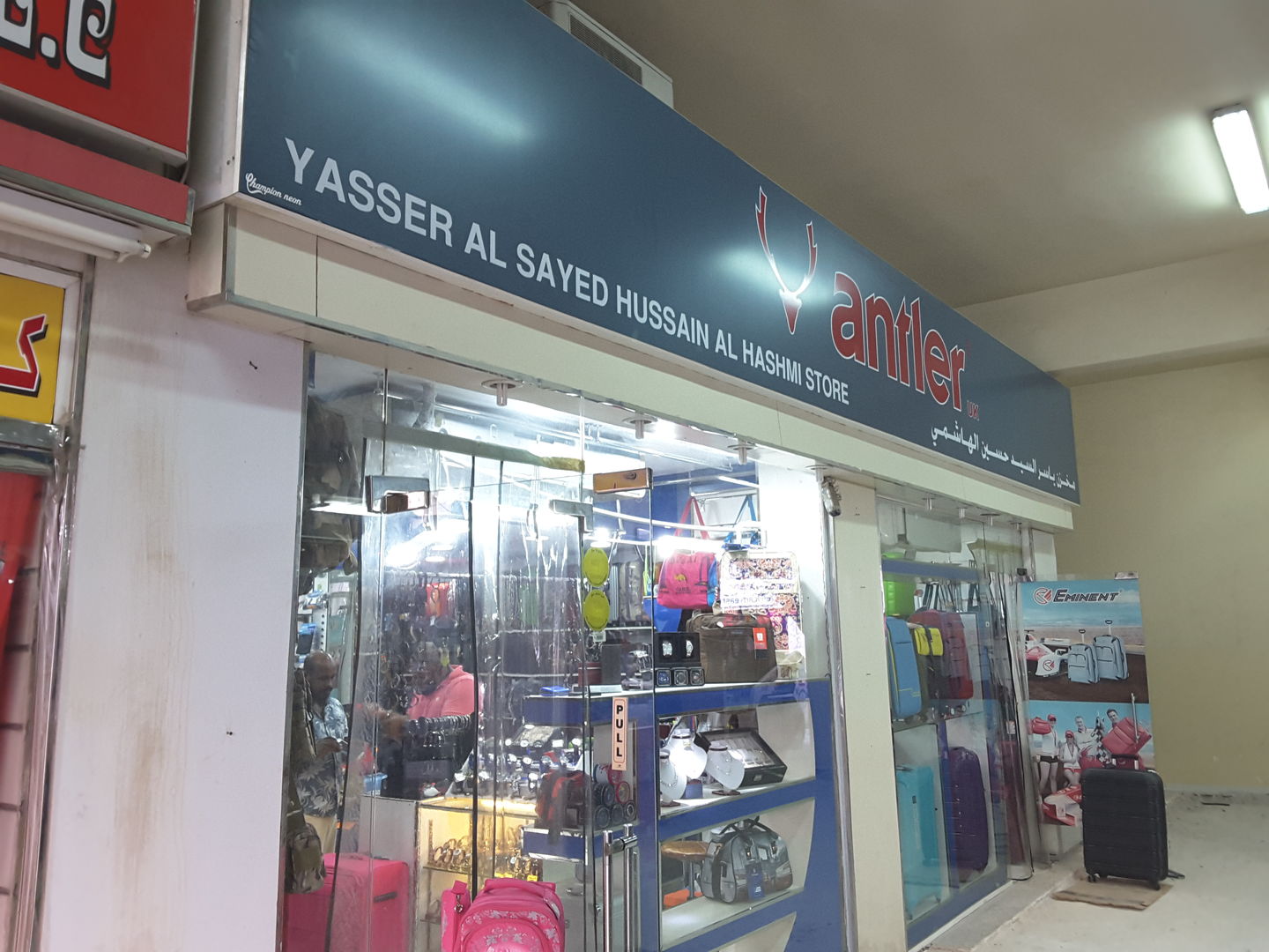 HiDubai-business-yasser-al-sayed-hussain-al-hashemi-store-shopping-luggage-travel-accessories-al-karama-dubai-2