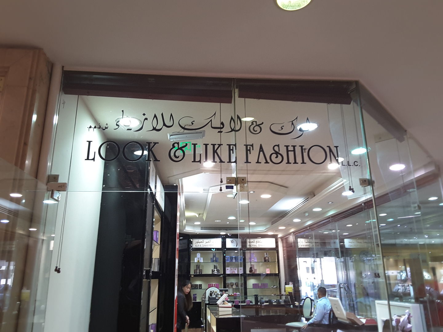 HiDubai-business-look-like-fashion-shopping-souvenirs-gifts-jumeirah-1-dubai-2