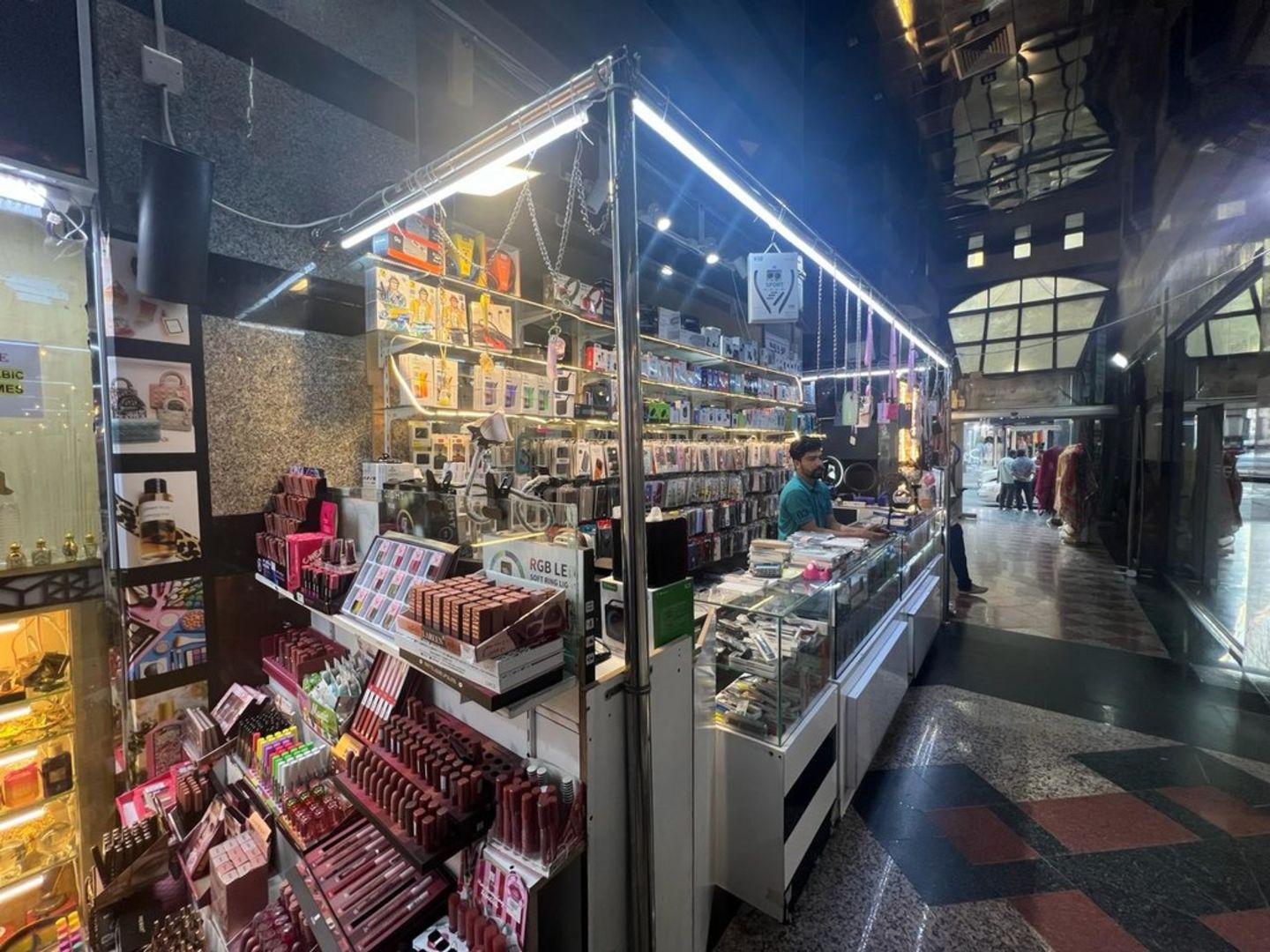 HiDubai-business-wadi-al-ard-mobile-phones-accessories-trading-shopping-consumer-electronics-meena-bazar-al-souq-al-kabeer-dubai