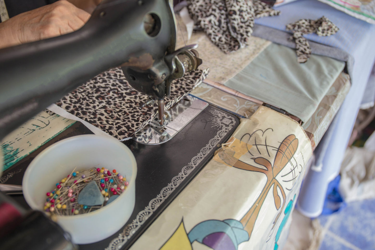 HiDubai-business-bu-adnan-trading-tailoring-home-tailoring-hor-al-anz-east-dubai-2