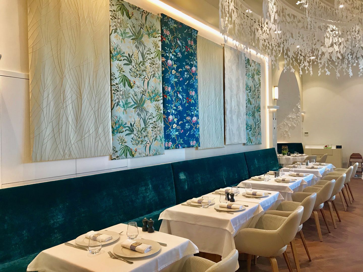 HiDubai-business-rue-royale-restaurant-food-beverage-restaurants-bars-the-palm-jumeirah-nakhlat-jumeirah-dubai