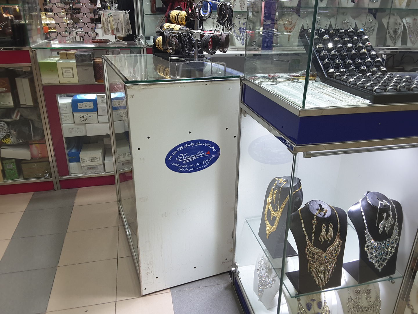 HiDubai-business-noor-abbas-collections-shopping-jewellery-precious-stones-al-quoz-industrial-3-dubai-2