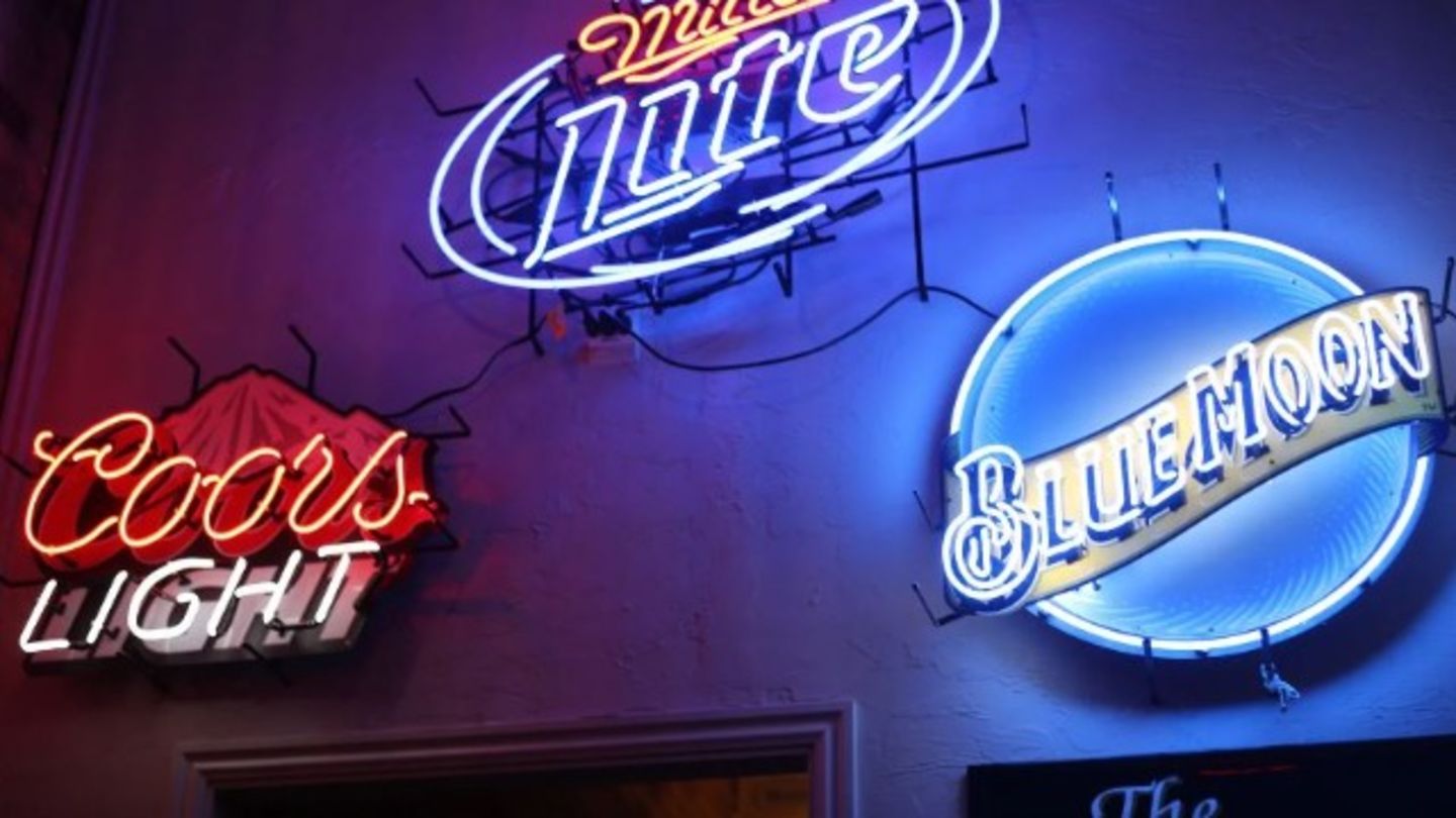 HiDubai-business-spot-lite-sign-board-manufacturing-b2b-services-manufacturing-dubai-investment-park-1-dubai