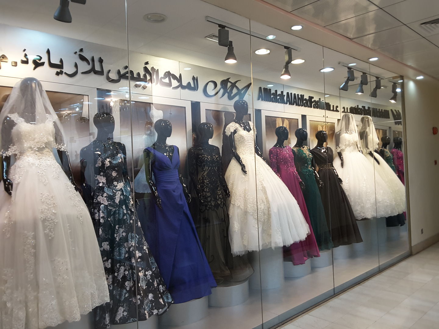 al-malak-al-abyad-fashion-apparel-in-naif-dubai-hidubai