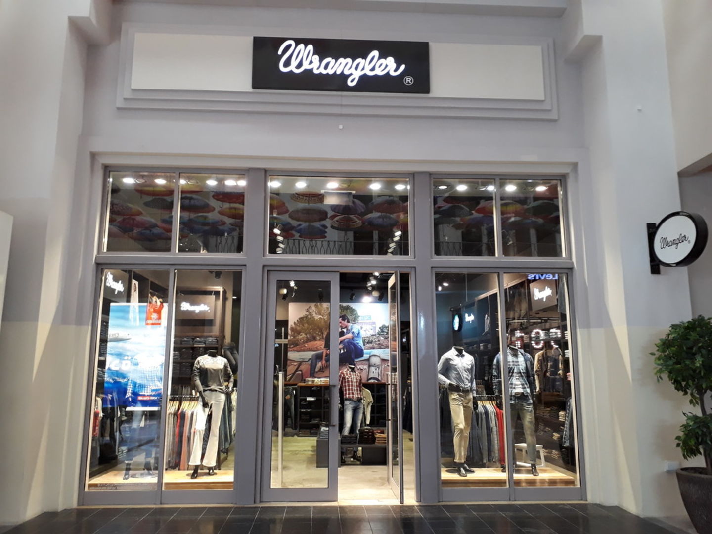 HiDubai-business-wrangler-shopping-apparel-burj-khalifa-dubai-2