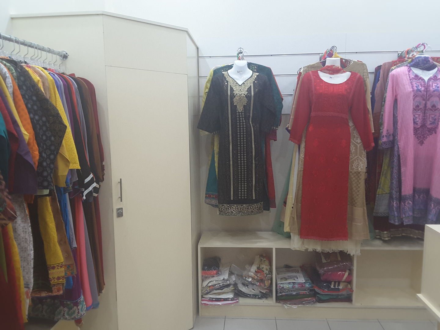 HiDubai-business-sumiah-muhammad-readymade-garments-trading-shopping-apparel-meena-bazar-al-souq-al-kabeer-dubai-2