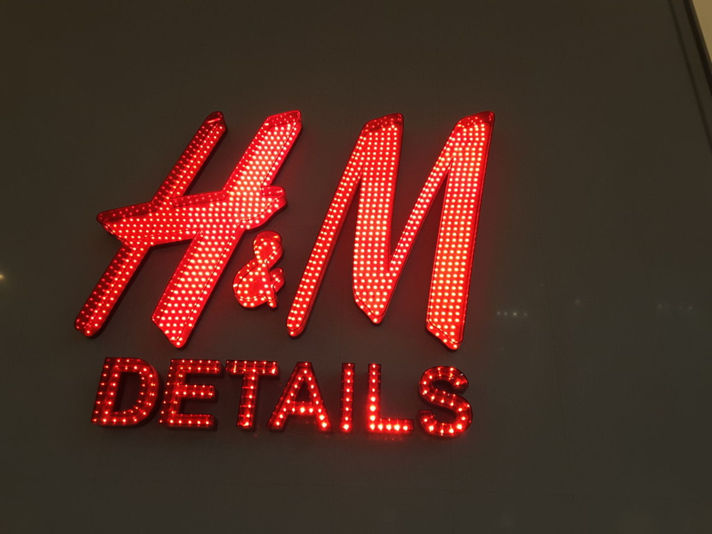 HiDubai-business-h-m-shopping-fashion-accessories-burj-khalifa-dubai-2