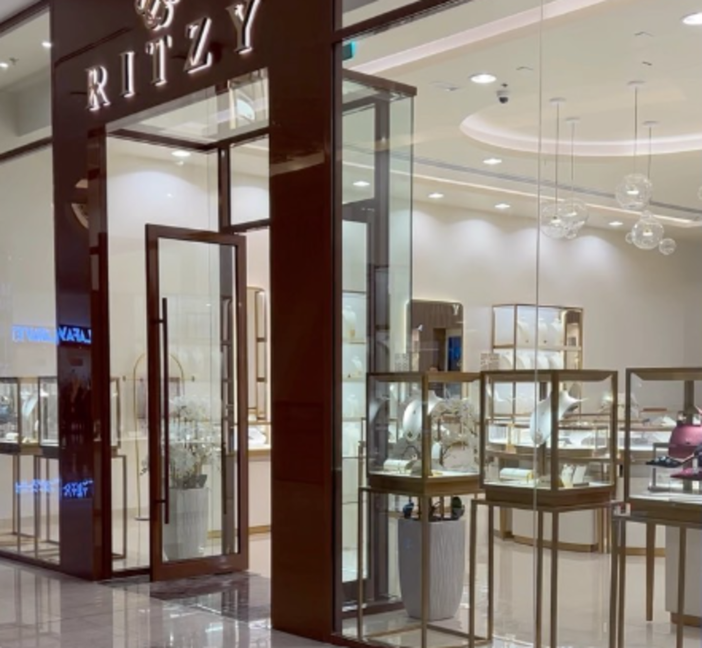 HiDubai-business-ritzy-accessories-trading-shopping-jewellery-precious-stones-dubai-international-financial-centre-zaabeel-2-dubai