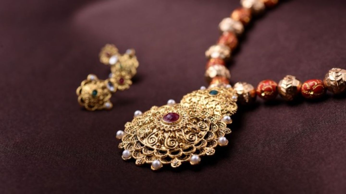 HiDubai-business-todays-jewellery-trading-shopping-jewellery-precious-stones-meena-bazar-al-souq-al-kabeer-dubai