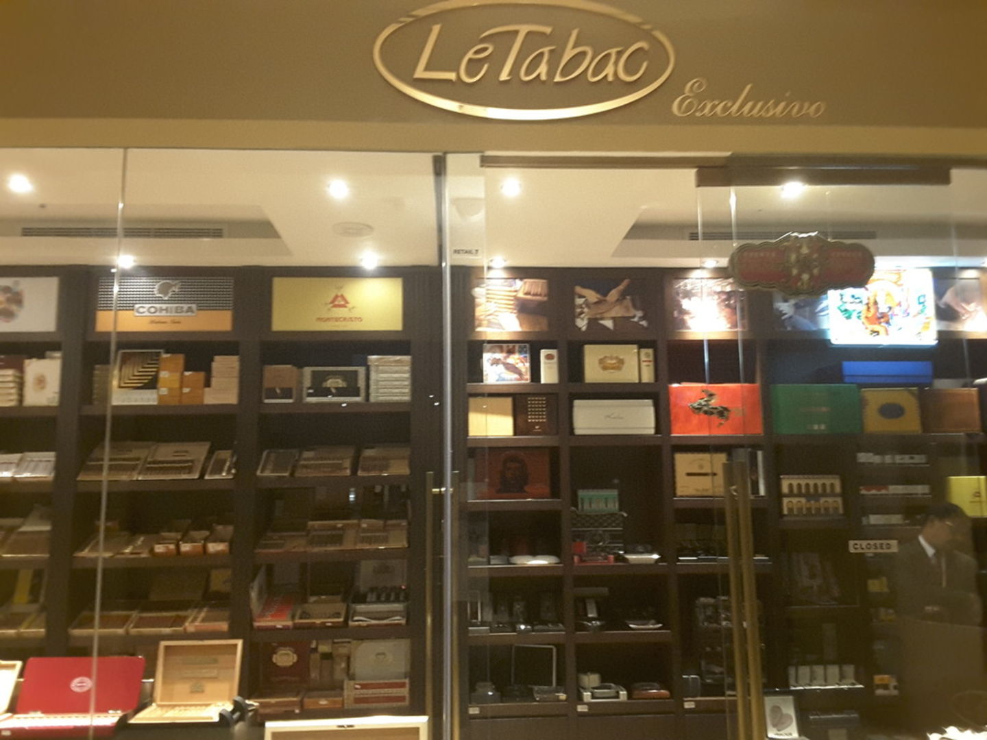 Le Tabac Exclusivo, (Smoking Centers) in The Palm Jumeirah (Nakhlat