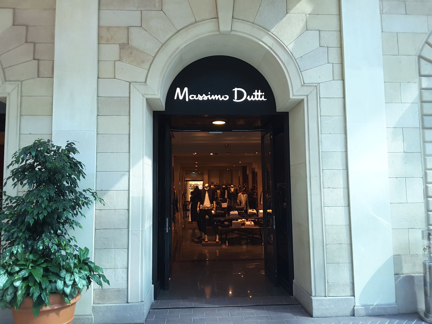 HiDubai-business-massimo-dutti-shopping-apparel-jumeirah-1-dubai-2