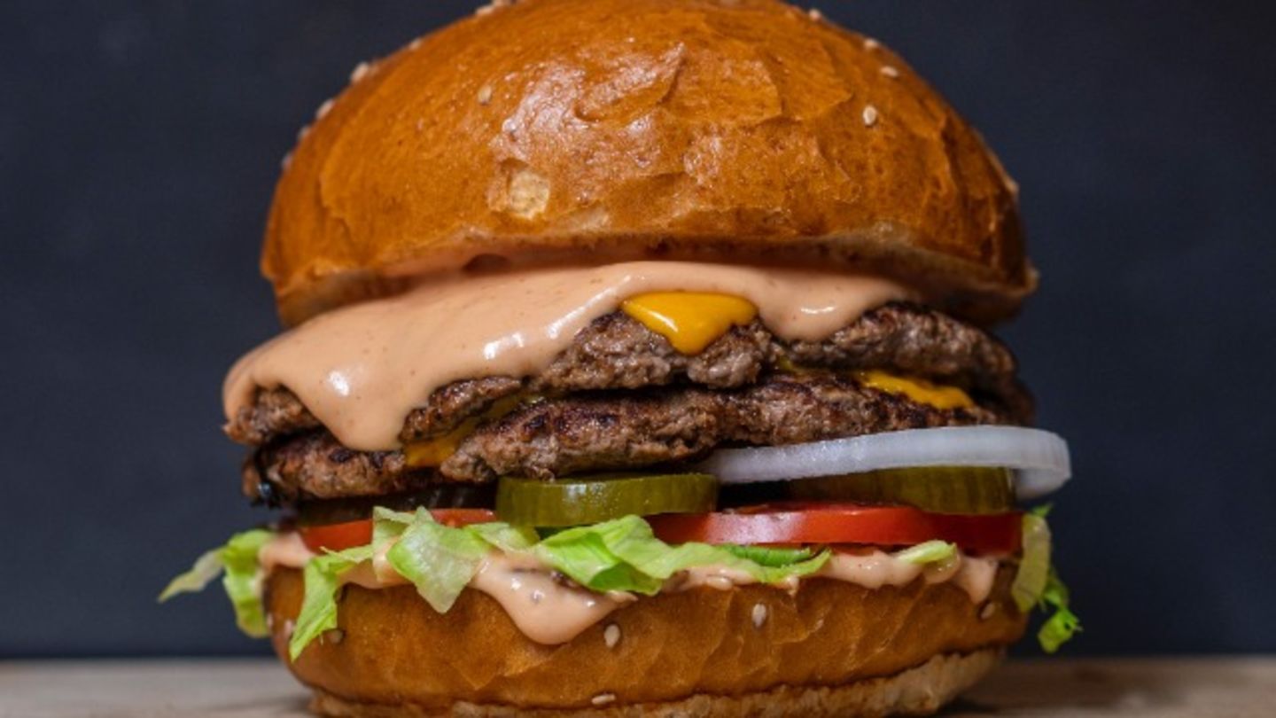 HiDubai-business-burger-city-restaurant-food-beverage-cafeterias-al-barsha-south-1-dubai