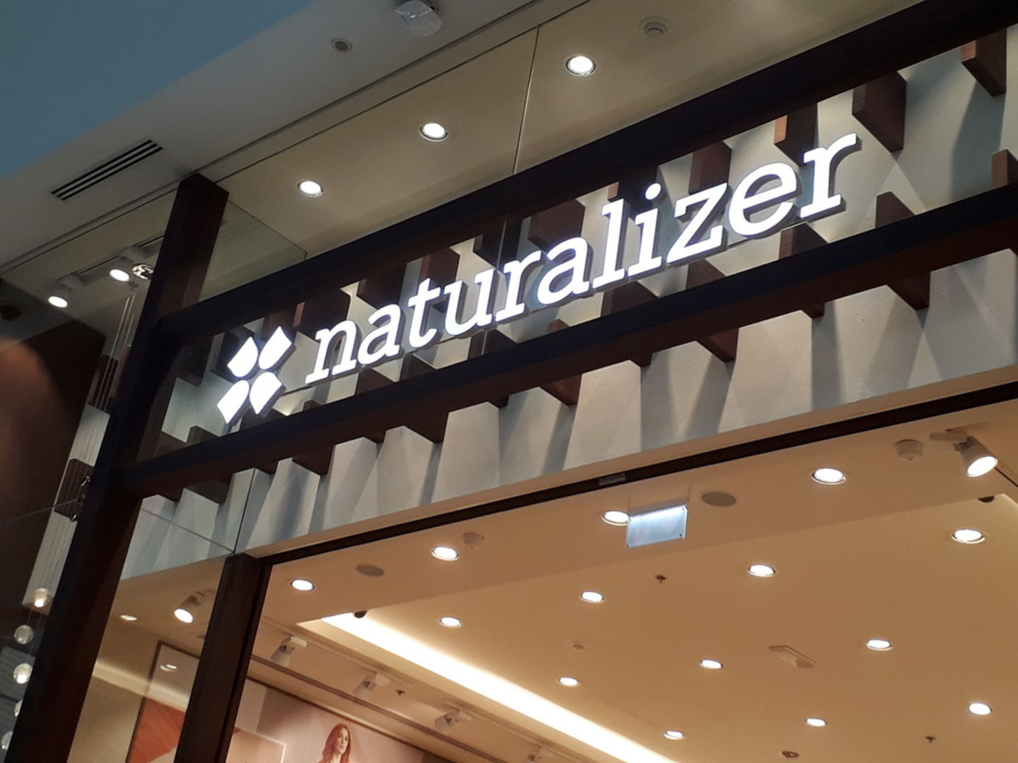 HiDubai-business-naturalizer-shopping-fashion-accessories-burj-khalifa-dubai