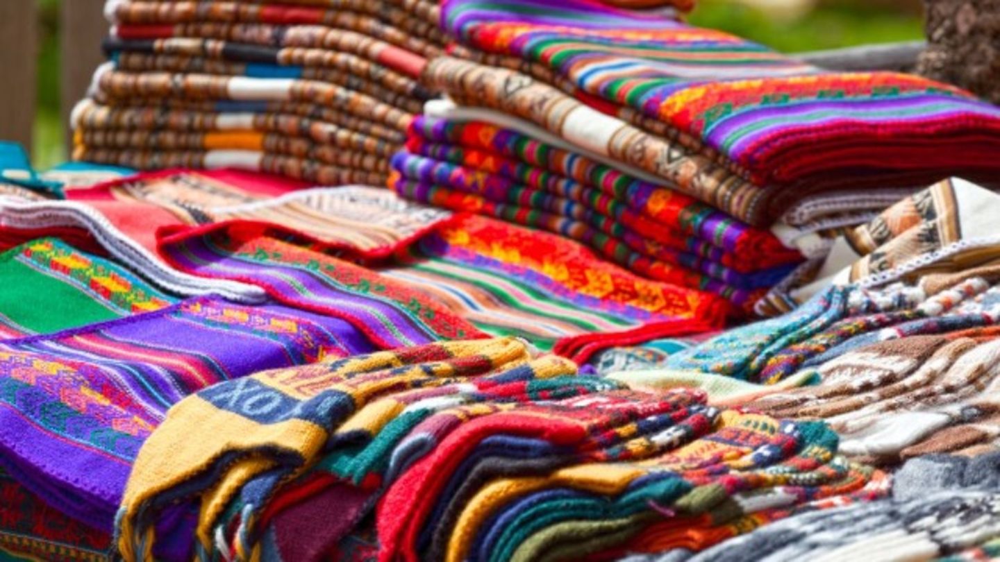 HiDubai-business-king-carpet-gallery-shopping-souvenirs-gifts-al-hamriya-dubai