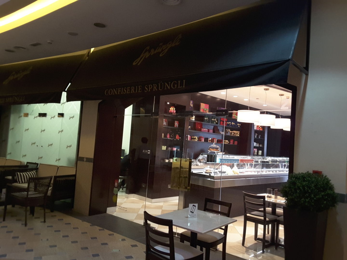 HiDubai-business-sprungli-food-beverage-bakeries-desserts-sweets-jumeirah-1-dubai-2