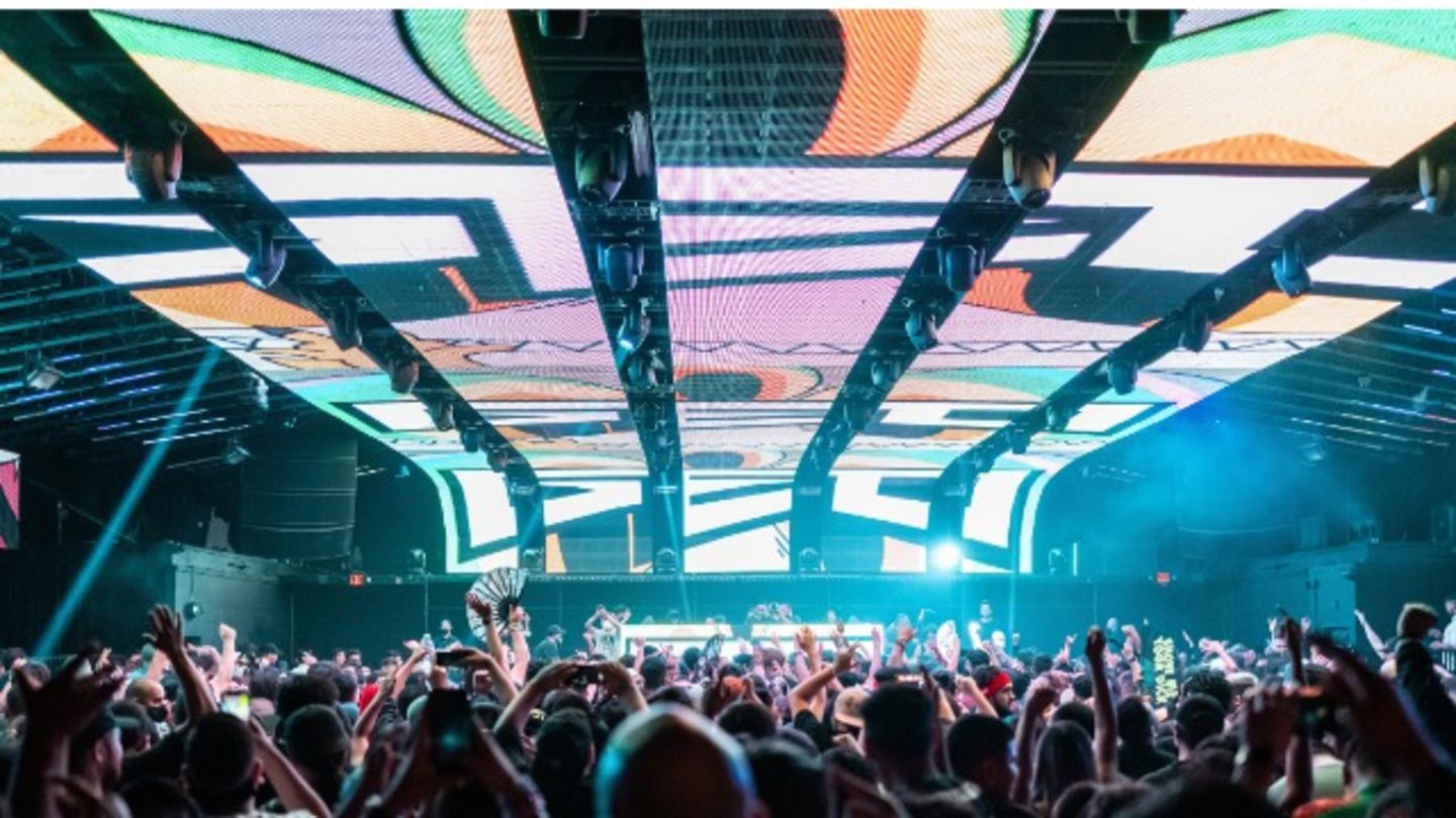 HiDubai-business-vip-patogh-iranian-leisure-culture-nightclubs-al-muraqqabat-dubai