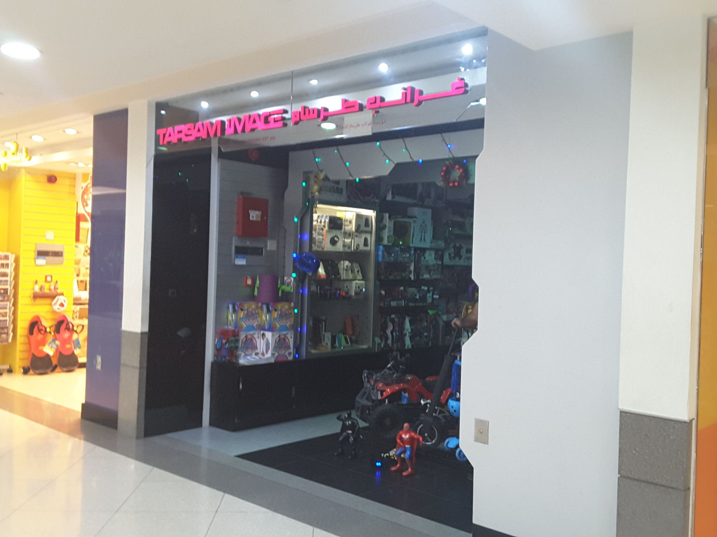 HiDubai-business-tarsam-image-shopping-consumer-electronics-port-saeed-dubai-2