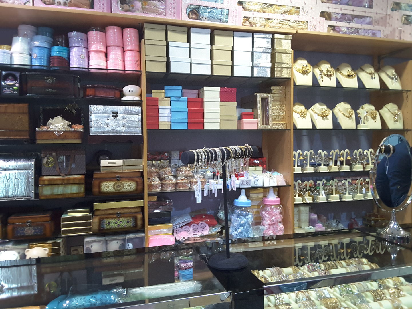 HiDubai-business-artyzen-trading-shopping-fashion-accessories-al-rashidiya-dubai-2