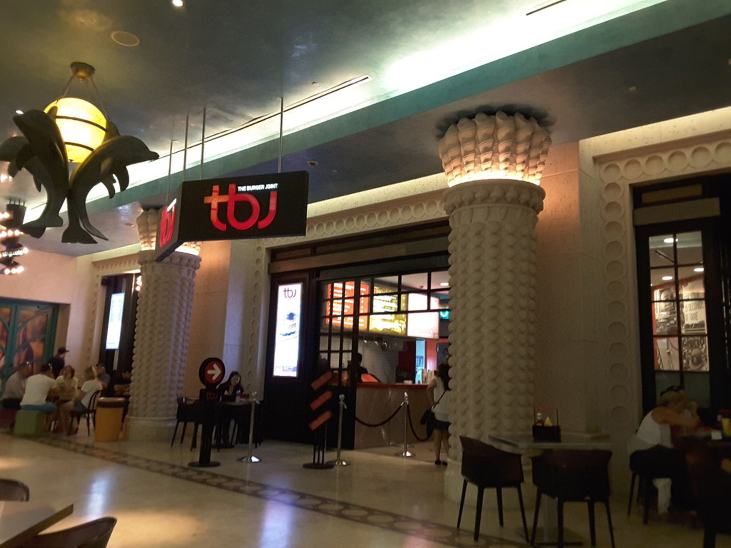 HiDubai-business-the-burger-joint-food-beverage-restaurants-bars-the-palm-jumeirah-nakhlat-jumeirah-dubai-2